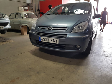 Citroen Xsara Picasso with new Spanish plates fitted Citroen Xsara Picasso at workshop